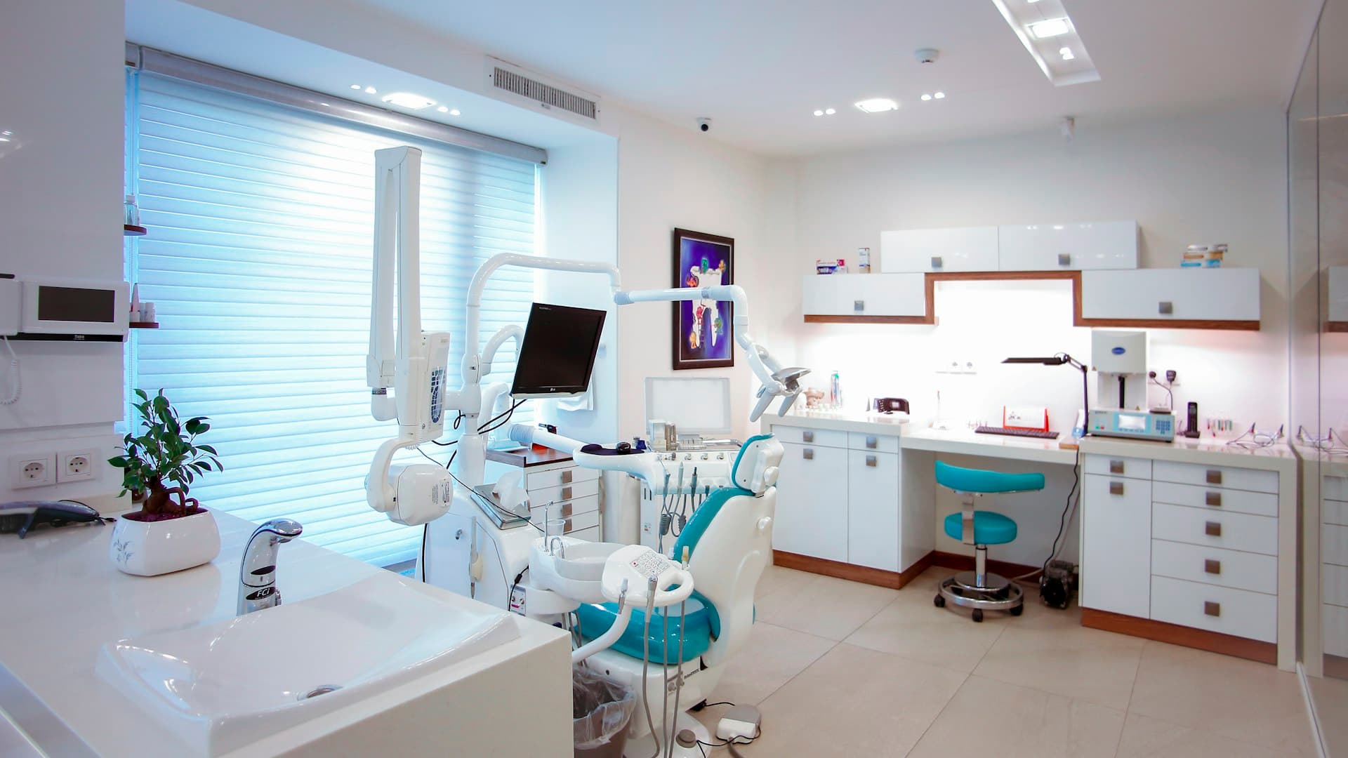 Sonrisa Nova - Clínica dental moderna en Granada Recepción moderna de Sonrisa Nova - Clínica dental en Granada